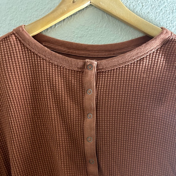 Aerie OFFLINE BY AERIE WOW! WAFFLE HENLEY T-SHIRT-Size M-Rust - Picture 4 of 5